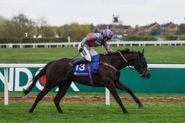 Bryony Frost 'un bindiği Sans Bruit, 11 Nisan 202' de İngiltere 'nin Liverpool şehrinde düzenlenen Randox Grand National 2024 Açılış Günü' nde Red Rum Handicap Çan Saati (1. Sınıf) yarışını kazandı.