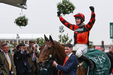 Kielan Woods 'un bindiği Diva Luna, 11 Nisan 2024 tarihinde Aintree Yarış Pisti, Liverpool, Birleşik Krallık' ta düzenlenen Randox Grand National 2024 Açılış Günü sırasında Goffs UK Nickel Mares Standart Açık NH Flat (2. derece) yarışını kazandı.