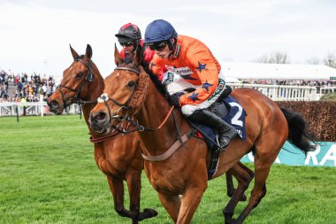 Derek Fox 'un bindiği ve Harry Cobden' ın bindiği Bravemansgame, Randox Grand National 2024 Açılış Günü 'nde 14.55' te kazanan William Hill Bowl Çan Saati (1.