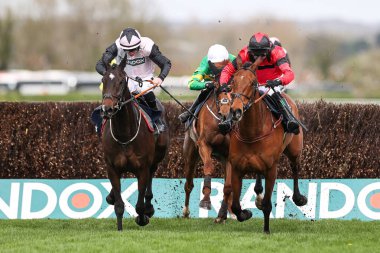 Gerri Kolombiya 'ya Jack Kennedy ve Ahoy Senor bindi Derek Fox' un bindiği 2.55 'lik William Hill Bowl Çan Çan Saati (1. Sınıf) Randox Grand National 2024 Açılış Günü Aintree Yarış Pisti, Liverpool, Birleşik Kingd