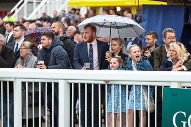 Yarışçıların şemsiyeleri, 11 Nisan 202 'de Aintree Yarış Pisti, Liverpool' da düzenlenen Randox Grand National 2024 Açılış Günü 'nde yağmur yağmaya başladığında yükselmeye başlıyor.