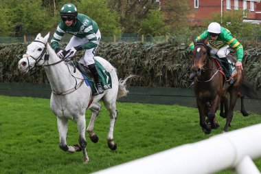 P W Mullins 'in bindiği Annamix, Beechers deresinin üzerinden atlıyor. Saat 16.05' te Randox Foxhunter Açık Avcıları, Randox Grand 2024 Açılış Günü Aintree Yarış Pisti, Liverpool, İngiltere, 11 Nisan 2024