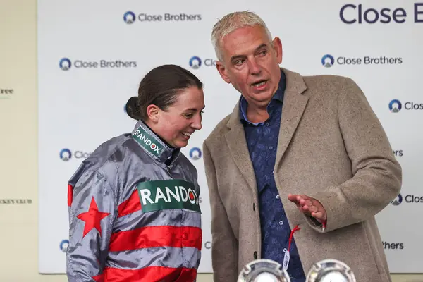 Bryony Frost Chats Horse Owner Andy Peake Winning 40Pm Close — Stock Photo, Image