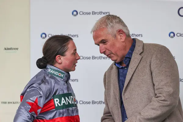 Bryony Frost Chats Horse Owner Andy Peake Winning 40Pm Close — Stock Photo, Image