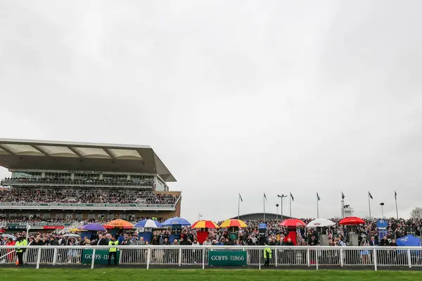 Parasols Van Racergangers Beginnen Omhoog Gaan Terwijl Het Begint Regenen — Stockfoto