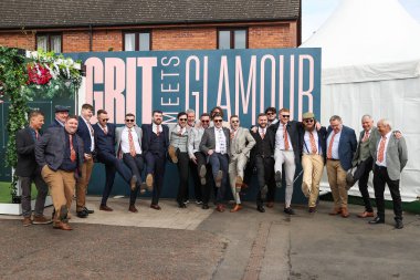 Yarışçılar, Randox Grand National 2024 Kadınlar Günü 'nde İngiltere' nin Liverpool şehrindeki Aintree Hipodromu 'na 12 Nisan 202' de bayanlar gününde geldiler.