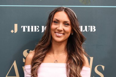 Yarışçılar, Randox Grand National 2024 Kadınlar Günü 'nde İngiltere' nin Liverpool şehrindeki Aintree Hipodromu 'na 12 Nisan 202' de bayanlar gününde geldiler.