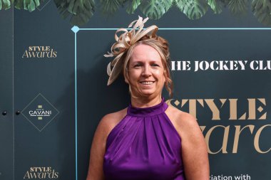 Yarışçılar bayanlar gününde Aintree Yarış Pisti, Liverpool, İngiltere, 12 Nisan 202 'de Randox Grand National 2024 Kadınlar Günü' nde geldiler.