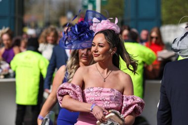 Yarışçılar bayanlar gününde Aintree Yarış Pisti, Liverpool, İngiltere, 12 Nisan 202 'de Randox Grand National 2024 Kadınlar Günü' nde geldiler.