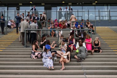 Aintree Yarış Pisti, Liverpool, İngiltere 'de düzenlenen Randox Grand National 2024 Bayanlar Günü sırasında yarışçılar