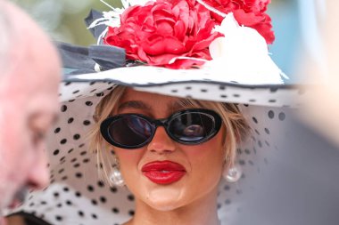 Yarışçılar, Randox Grand National 2024 Kadınlar Günü 'nde İngiltere' nin Liverpool şehrindeki Aintree Hipodromu 'na 12 Nisan 202' de bayanlar gününde geldiler.