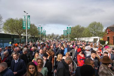 Aintree Yarış Pisti, Liverpool, 12 Nisan 202 'deki Randox Grand National 2024 Bayanlar Günü boyunca kalabalık