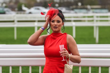 Aintree Yarış Pisti, Liverpool 'da düzenlenen Randox Grand National 2024 Kadınlar Günü sırasında bir yarışçı, 12 Nisan 202