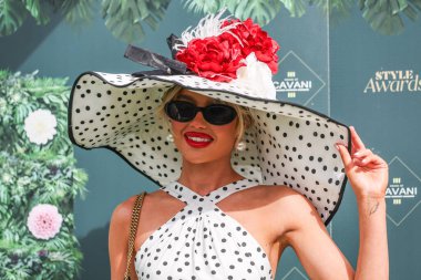 Yarışçılar, Randox Grand National 2024 Kadınlar Günü 'nde İngiltere' nin Liverpool şehrindeki Aintree Hipodromu 'na 12 Nisan 202' de bayanlar gününde geldiler.