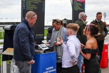 Aintree Hipodromu, Liverpool, İngiltere 'de düzenlenen Randox Grand National 2024 Bayanlar Günü' nde yarışa katılanlar görülüyor.
