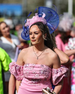 Yarışçılar bayanlar gününde Aintree Yarış Pisti, Liverpool, İngiltere, 12 Nisan 202 'de Randox Grand National 2024 Kadınlar Günü' nde geldiler.