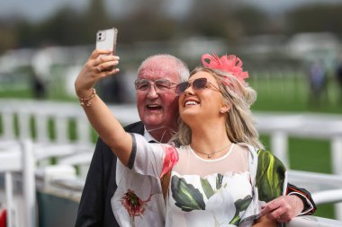 Yarışçılar, Aintree Yarış Pisti, Liverpool, İngiltere, 12 Nisan 202 'de düzenlenen Randox Grand National 2024 Bayanlar Günü sırasında selfie çekiyorlar.