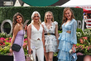 Yarışçılar, Randox Grand National 2024 Kadınlar Günü 'nde İngiltere' nin Liverpool şehrindeki Aintree Hipodromu 'na 12 Nisan 202' de bayanlar gününde geldiler.