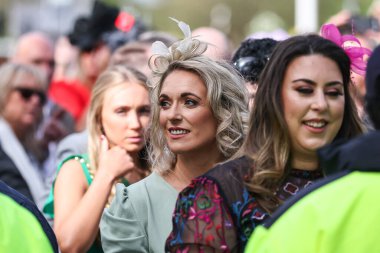 Yarışçılar bayanlar gününde Aintree Yarış Pisti, Liverpool, İngiltere, 12 Nisan 202 'de Randox Grand National 2024 Kadınlar Günü' nde geldiler.