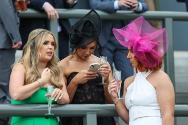 Aintree Yarış Pisti, Liverpool, 12 Nisan 202 'de Randox Grand National 2024 Bayanlar Günü' nde içki içen bir yarışçı.