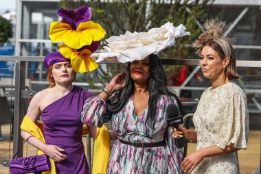 Yarışçılar bayanlar gününde Aintree Yarış Pisti, Liverpool, İngiltere, 12 Nisan 202 'de Randox Grand National 2024 Kadınlar Günü' nde geldiler.