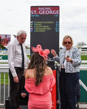 Aintree Hipodromu, Liverpool, İngiltere 'de düzenlenen Randox Grand National 2024 Bayanlar Günü' nde yarışa katılanlar görülüyor.