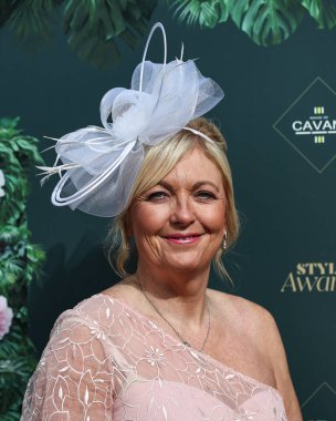 Yarışçılar bayanlar gününde Aintree Yarış Pisti, Liverpool, İngiltere, 12 Nisan 202 'de Randox Grand National 2024 Kadınlar Günü' nde geldiler.