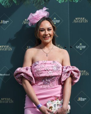 Yarışçılar, Randox Grand National 2024 Kadınlar Günü 'nde İngiltere' nin Liverpool şehrindeki Aintree Hipodromu 'na 12 Nisan 202' de bayanlar gününde geldiler.