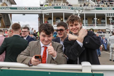 Yarışçılar, Aintree Yarış Pisti, Liverpool, İngiltere 'de düzenlenen Randox Grand National 2024 Bayanlar Günü' nde atmosferin keyfini çıkarıyorlar.