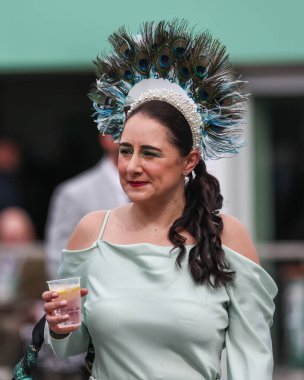 Birleşik Krallık, Liverpool, Aintree Hipodromu 'nda düzenlenen Randox Grand National 2024 Bayanlar Günü' nde bayanlar gününde içki içen ARacecomer, 12 Nisan 202
