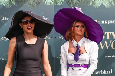Yarışçılar, Randox Grand National 2024 Kadınlar Günü 'nde İngiltere' nin Liverpool şehrindeki Aintree Hipodromu 'na 12 Nisan 202' de bayanlar gününde geldiler.