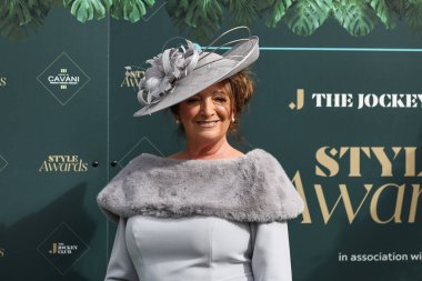 Yarışçılar, Randox Grand National 2024 Kadınlar Günü 'nde İngiltere' nin Liverpool şehrindeki Aintree Hipodromu 'na 12 Nisan 202' de bayanlar gününde geldiler.