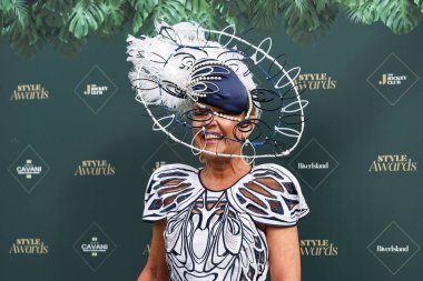 Yarışçılar, Randox Grand National 2024 Kadınlar Günü 'nde İngiltere' nin Liverpool şehrindeki Aintree Hipodromu 'na 12 Nisan 202' de bayanlar gününde geldiler.