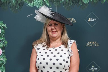 Yarışçılar, Randox Grand National 2024 Kadınlar Günü 'nde İngiltere' nin Liverpool şehrindeki Aintree Hipodromu 'na 12 Nisan 202' de bayanlar gününde geldiler.