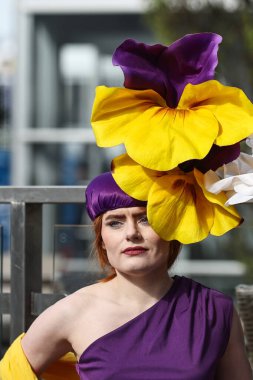 Yarışçılar bayanlar gününde Aintree Yarış Pisti, Liverpool, İngiltere, 12 Nisan 202 'de Randox Grand National 2024 Kadınlar Günü' nde geldiler.