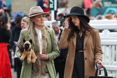 Aintree Yarış Pisti, Liverpool, İngiltere 'de düzenlenen Randox Grand National 2024 Bayanlar Günü sırasında yarışçılar