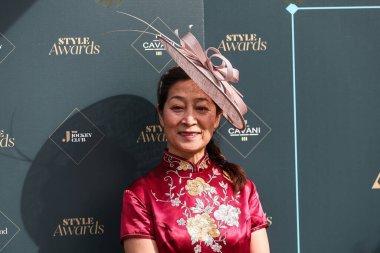 Yarışçılar, Randox Grand National 2024 Kadınlar Günü 'nde İngiltere' nin Liverpool şehrindeki Aintree Hipodromu 'na 12 Nisan 202' de bayanlar gününde geldiler.