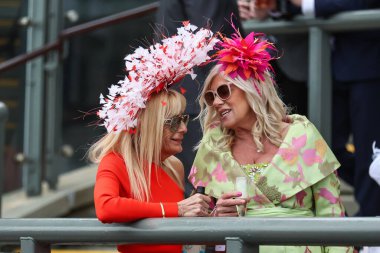 Bir yarışçı, Aintree Yarış Pisti, Liverpool, İngiltere, 12 Nisan 202 'de düzenlenen Randox Grand National 2024 Bayanlar Günü' nde içki içiyor.