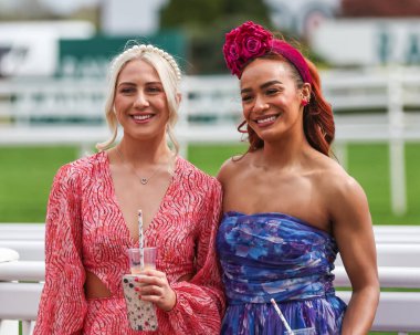 Yarışçılar, Aintree Yarış Pisti, Liverpool, İngiltere 'de düzenlenen Randox Grand National 2024 Bayanlar Günü' nde içki içiyorlar.