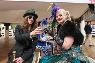 Yarışa katılanlar, 12 Nisan 202 'de İngiltere, Liverpool' daki Aintree Yarış Pisti 'nde düzenlenen Randox Grand National 2024 Bayanlar Günü' nde içki içiyorlar.