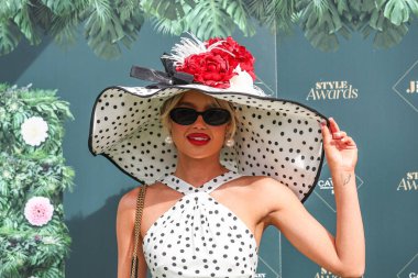 Yarışçılar, Randox Grand National 2024 Kadınlar Günü 'nde İngiltere' nin Liverpool şehrindeki Aintree Hipodromu 'na 12 Nisan 202' de bayanlar gününde geldiler.