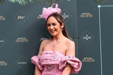 Yarışçılar, Randox Grand National 2024 Kadınlar Günü 'nde İngiltere' nin Liverpool şehrindeki Aintree Hipodromu 'na 12 Nisan 202' de bayanlar gününde geldiler.