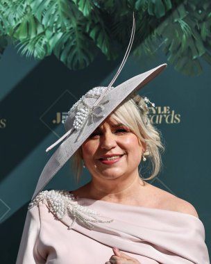 Yarışçılar bayanlar gününde Aintree Yarış Pisti, Liverpool, İngiltere, 12 Nisan 202 'de Randox Grand National 2024 Kadınlar Günü' nde geldiler.