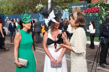 Yarışçılar, bayanlar gününde Aintree Yarış Pisti, Liverpool, İngiltere 'de düzenlenen Randox Grand National 2024 Kadınlar Günü' nde yaptıkları röportajlar.