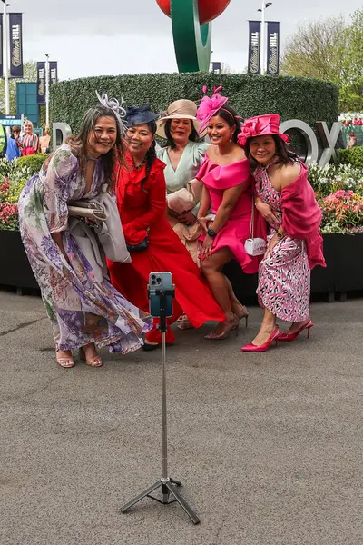 Racegoers Take Selfie Arrive Ladies Day Randox Grand National 2024 — Stock Photo, Image