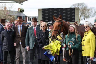 Paul Townend, 12 Nisan 2024 'te Aintree Yarış Pisti' nde düzenlenen Randoks Grand 2024 Bayanlar Günü 'nde saat 16.40' da Cavani Sartorial Erkek giyim Sefton Novices (Sınıf 1) ödülünün kazanmasını kutluyor.