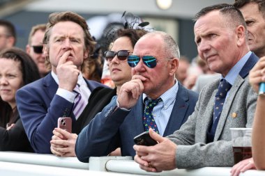 Yarışçılar, Randox Grand Handicap Chase 'in 13 Nisan 202' de Aintree Yarış Pisti, Liverpool, İngiltere 'deki Randox Grand National Day 2024' te başlamasını izliyorlar.