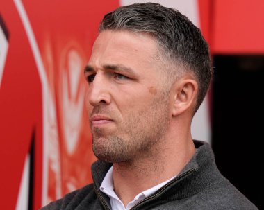 Warrington Wolves 'un koçu Sam Burgess, 14 Nisan 202' de St Helens 'in Wicked Stadyumu' nda oynadığı Betfred Challenge Kupası çeyrek final maçından önce ısınmasını seyrediyor.