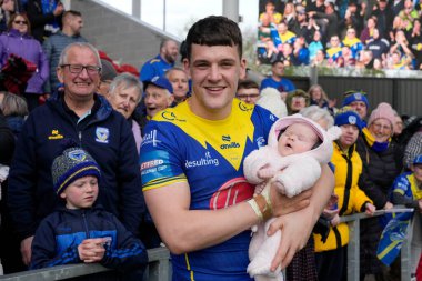 Warrington Wolves 'tan Josh Thewlis, 14 Nisan 202' de St Helens-Warrington Wolves 'a karşı oynanan Betfred Challenge Kupası çeyrek final maçı sonrasında genç bebeğiyle kutluyor.