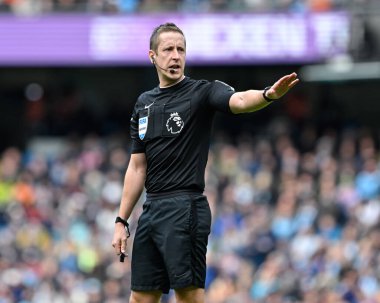 Hakem John Brooks, Premier Lig maçı sırasında Manchester City - Luton Town Etihad Stadyumu 'nda, 13 Nisan 202